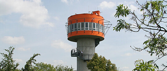 Blick auf orangefarbenen Messturm.