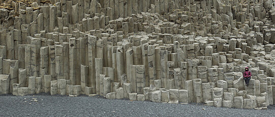 Säulenförmige Gesteinsformation.
