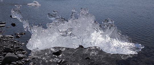 Tauendes Eis an einem Ufer.
