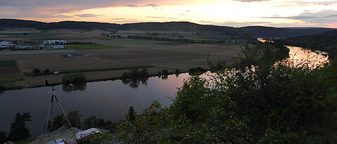 Flusslauf bei Sonnenuntergang.