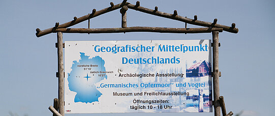 Schild, das den geographischen Mittelpunkt Deutschlands anzeigt.