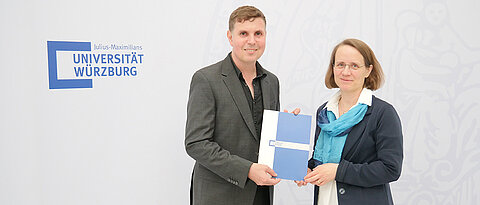 Professor Matthias Naumann bekam seine Ernennungsurkunde von JMU-Vizepräsidentin Anja Schlömerkemper überreicht.
