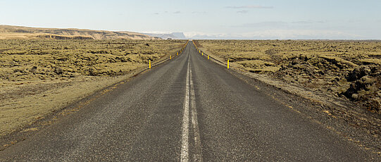 Fernstraße durch eine Wüste.