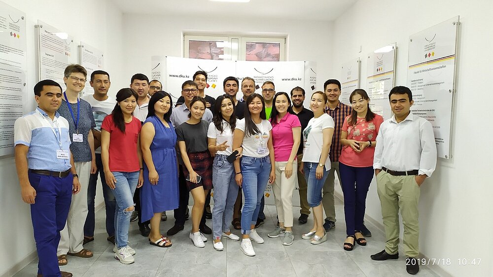<p align="center">Teilnehmer und Trainer der sechsten CAWa Summer School (zweites Modul) an der Deutsch-Kasachischen Universität (DKU) in Almaty, Kasachstan</p>
