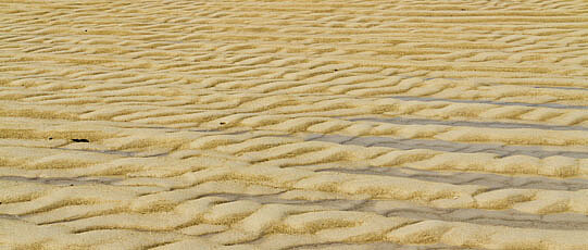 Sanddüne mit regelmäßigem Muster.