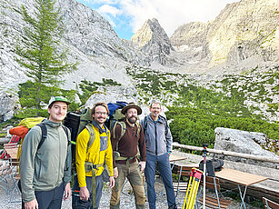 Das Team bei der Feldforschung im Blaueis-Tal im Sommer 2025 (von links): Niklas Grimm, Janek Walk, Christian Büdel und Georg Stauch.