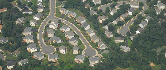 Luftbild einer Siedlung.