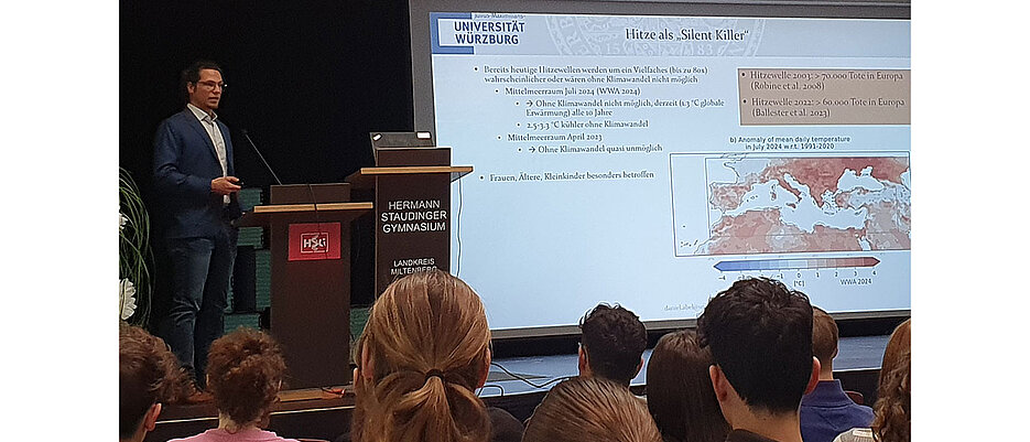 Dr. Daniel Abel beim Vortrag im Hermann-Staudinger-Gymnasium in Erlenbach am Main none